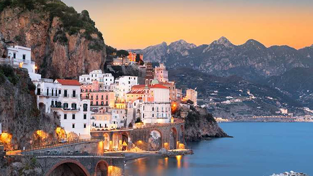 Sardinya Adası da benzer bir projeyle nüfusunu artırmayı hedefliyor. Ada genelinde 3.000’den az nüfuslu köylere taşınan çiftlere 15 bin euroya kadar, yerel bir işletme kuranlara ise 20 bin euroya kadar destek sağlanıyor.