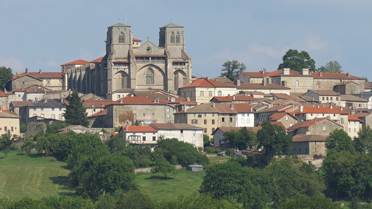 Boş konut oranının yüzde 60’a ulaştığı bölgede, ev alanların en az üç yıl yaşaması ve tadilat yapması gerekiyor.