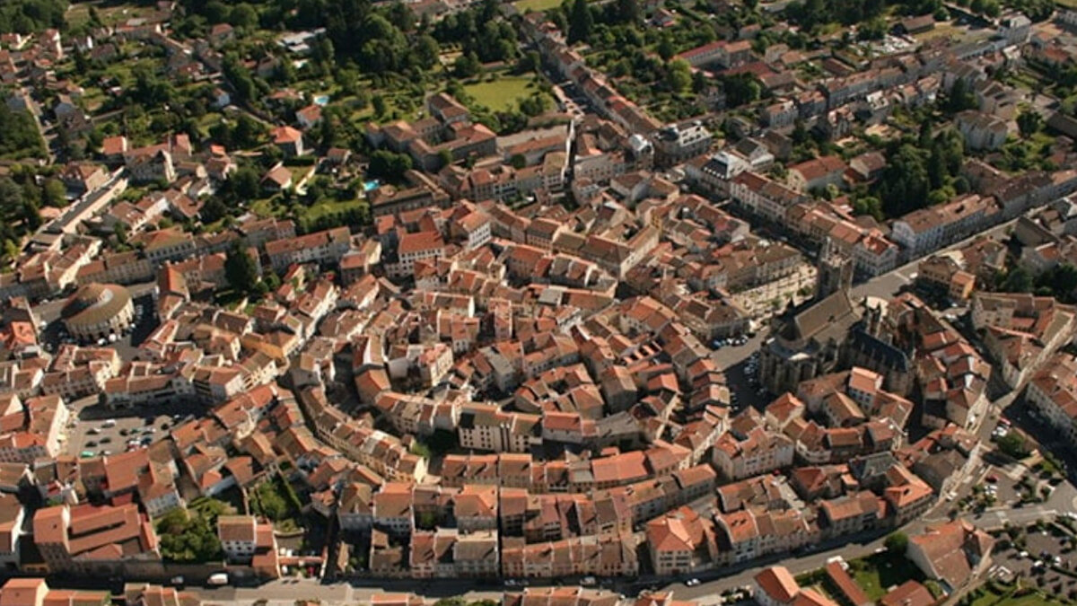 Fransa’da Ambert kasabası dikkat çekiyor<br><br>Fransa’da bir euroluk ev fırsatı az olsa da Puy-de-Dôme bölgesindeki Ambert kasabası bu imkanı sunuyor.