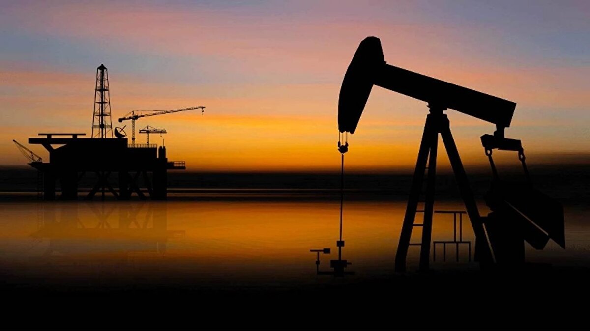 Küresel enerjide dengeler değişiyor. Goldman Sachs, yayınladığı yeni raporunda brent petrol fiyatlarının 2026’nın dördüncü çeyreğinde varil başına 52 dolara kadar düşebileceğini tahmin etti. Banka bu düşüş ani bir şekilde değil, zamanla gerçekleşeceğini öngördüğüne de tahminlerine ekledi.<br>