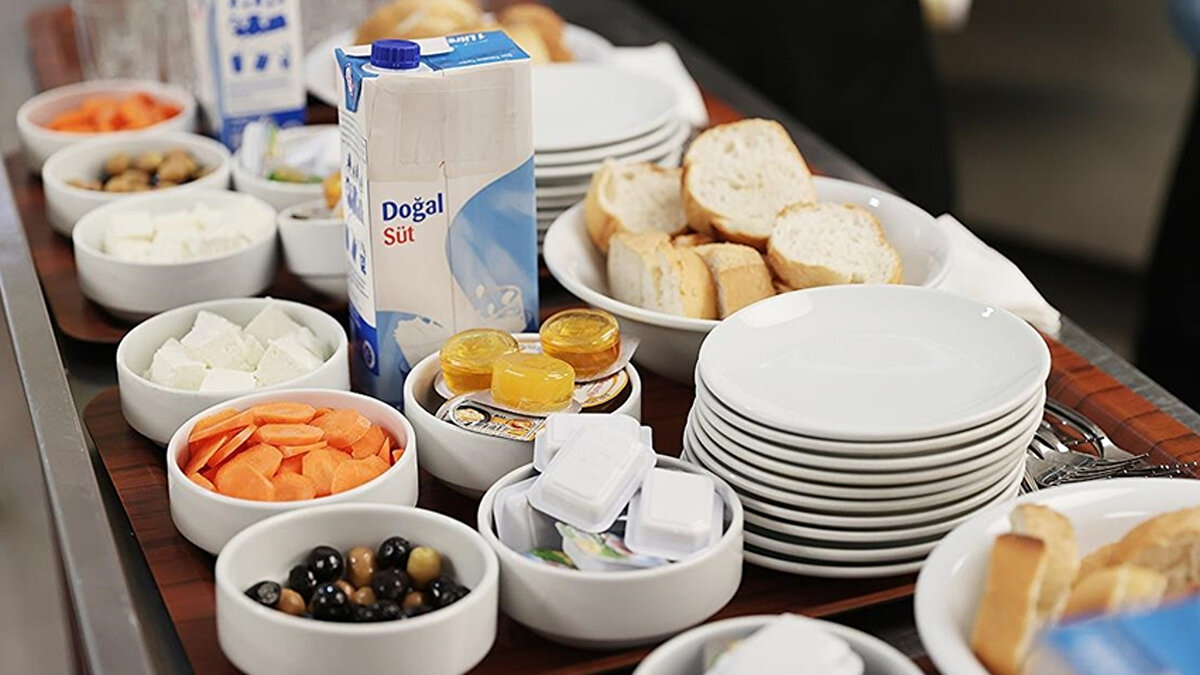 Uzmanlara göre esnek beslenme, vücut kitle indeksiyle ters orantılı olduğu belirlendi. Özetlemek gerekirse esnek beslenen bireyler genellikle daha fit oluyor. Bunun aksine aşırı kısıtlayıcı diyetlerin, stres ya da duygusal dalgalanmalarla birlikte aşırı yeme ataklarını tetikleyebildiği belirtiliyor.