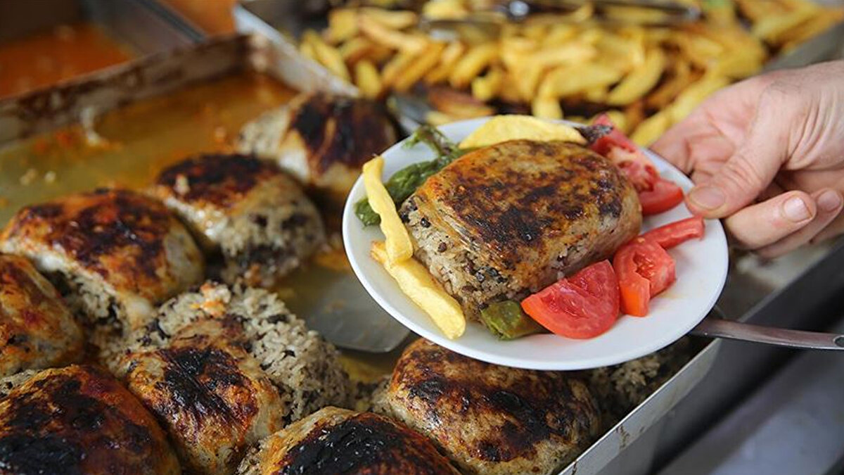 Beslenme uzmanı Sarah Anzlovar da katı diyetlerin çoğu zaman başarısız olduğunu vurgulayarak, "Hayat tahmin edilemez. Katı kurallara bağlı bir beslenme tarzı, hastalık, stresli bir gün ya da ani bir dışarı yemeği gibi durumlarla kolayca bozulur. Bu olduğunda insanlar kendini başarısız hissediyor, ardından da 'intikam yemeği' geliyor. Bir kurabiyeyle başlayan kaçamak, tüm paketin bitmesine neden olabiliyor" dedi.