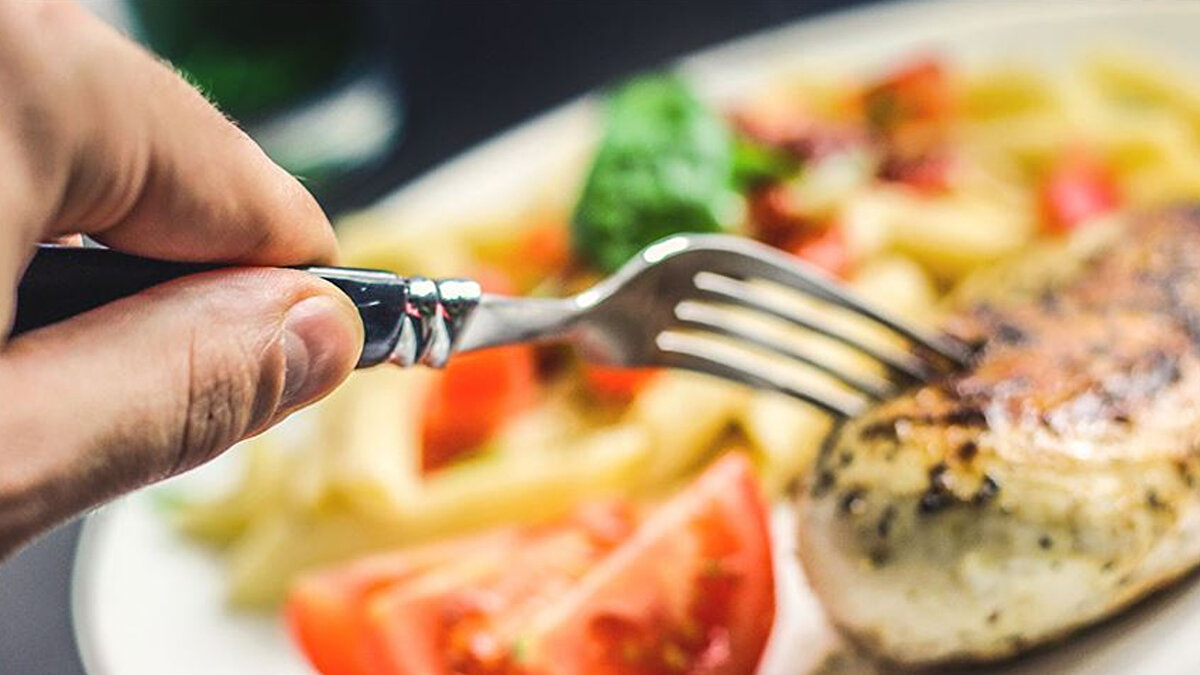 Araştırmaya katılan gönüllülerden esnek diyet uygulayan grubun, bir yıl sonunda daha fazla kilo verdiği ve özellikle şekerli ile yağlı yiyeceklere olan isteğinin azaldığı gözlemlendi.