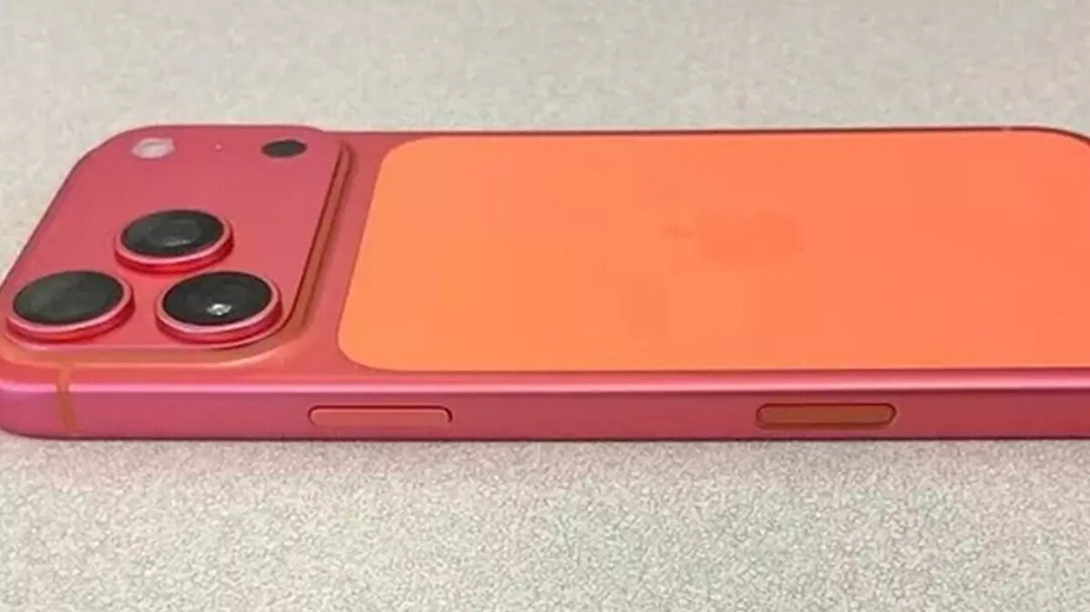Rengi pembeye dönüyor<br><br>Konuyla alakalı birçok kullanıcı sosyal medyada paylaşım yaparken; yapılan bir paylaşımda turuncu renkteki iPhone 17 Pro’nun renginin zamanla pembeye döndüğü görüldü
