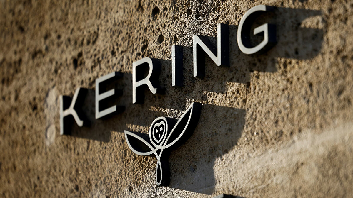 Borç azaltma stratejisi<br><br>Satış, Kering’in 10,5 milyar dolarlık net borcunu azaltmak için önemli bir adım olarak görülüyor. Şirketin toplam borç yükü, uzun vadeli kira yükümlülükleriyle birlikte 17 milyar dolara yaklaşmış durumda.<br><br>Gucci'de büyüme düşüşü etkili oldu<br><br>Satışın kesinleşmesinden önce Kering'in güzellik birimini L'Oreal'e 4 milyar dolara satmak için anlaşmaya çok yakın olduğu yazılmıştı.