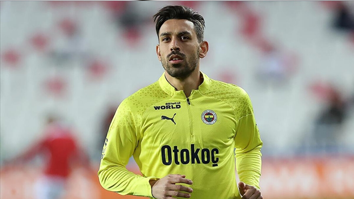 TRANSFER TALEP EDEBİLİR<br><br>2026 Dünya Kupası'nda kadroda olmak isteyen İrfan Can Kahveci'nin, kadro dışı kalmaya devam edeceği senaryoda oynayabileceği bir takıma gönderilmesini talep edeceği haber detayında yer aldı.<br><br>