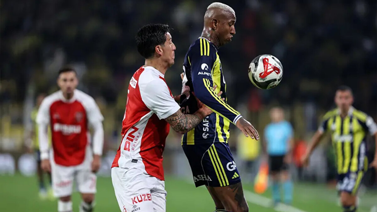 EN KÖTÜ 7. TAKIM<br><br>Sabah'ta yer alan istatistiğe göre; <br>Sarı lacivertliler, 9 haftası geride kalan ligin Galatasaray ile beraber en çok şut atan takımı (149) ancak ağları 14 kez sarstı. %9.4'lük bitiricilik değeri tutturan Tedesco'nun talebeleri, zirveye oynamasına rağmen 18 takımlı ligde 12. sırada yer aldı ve en kötü 7. ekip oldu.<br><br>