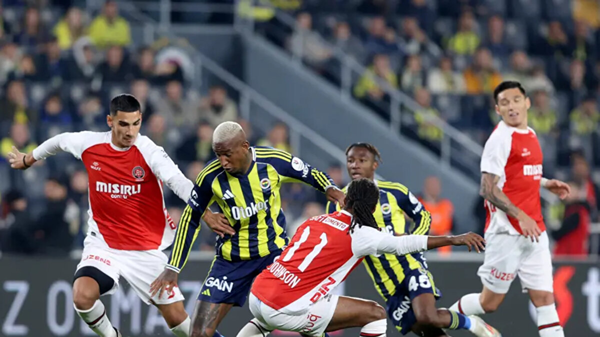 TARAFTAR ÇILGINA DÖNDÜ<br><br>Ligin dibindeki Fatih Karagümrük karşısında ikinci yarıda çok zorlanan sarı lacivertli ekip, kazanmasına rağmen kaçırdıklarıyla taraftarı çılgına çevirdi.<br>