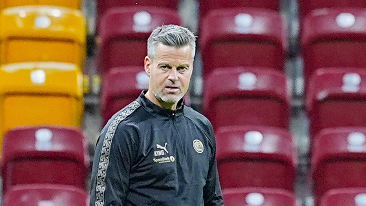 Sarı-kırmızılı taraftarların yüksek sesli desteğinin hatırlatılması üzerine Knutsen, şunları kaydetti:<br><br>"Böyle bir ses seviyesine veya atmosfere hazırlanmak mümkün değil. Bu kadar gürültülü bir stadyuma alışkın değiliz. Bizim için de yeni bir tecrübe olacak. Sabırsızlıkla bekliyoruz. Buna nasıl reaksiyon göstereceğimizi göreceğiz. Galatasaray'ın nasıl oynadığını bilmemiz çok önemli. Önde çok iyi baskı yapan bir takım. Bizim için oyunda ivmeyi yakalamak, ritim tutturmak çok önemli olacak. Yarın oyunu kontrolümüze almaya çalışacağız. Oyun kurmak bizim için önemli. Başarılı olmaya, iyi bir performansla iyi bir sonuç almaya çalışacağız. Çeşitli kısımlarında Galatasaray oyunu domine etse de baskıya karşı oynamamız gerekebilir. Gerektiği zaman doğrudan oynamamız anlar olabilir. Galatasaray'ın bireysel olarak çok yetenekli oyuncuları var. Onlara kontra atak şansı verirsek çok tehlikeli olurlar. Boş alanda çok iyi işler çıkaracak üst düzey oyuncuları var. Buna dikkat etmemiz gerek. Yarın önemli bir sınav vereceğiz. Oyunu kontrol etmemiz, elimizden gelenin en iyisini yaparak şans vermememiz gerek."