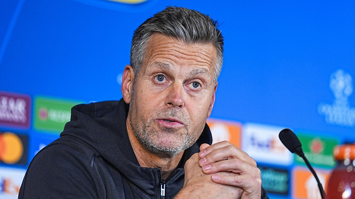 Şampiyonlar Ligi'nin ikinci haftasında Galatasaray'ın 1-0 kazandığı Liverpool müsabakasındaki atmosferin kendilerini endişelendirip endişelendirmediğinin sorulması üzerine 57 yaşındaki teknik direktör, "Hayır endişelendirmiyor. Güzel ve iyi bir takıma karşı oynayacağımızı biliyoruz. Liverpool maçını izledim. Galatasaray iyi taraftı ve kazandılar. Rakibimizin kalitesini biliyoruz. Biz bu maça iyi hazırlandık. Onlar için rekabetçi bir takımız. Zorlu bir maç olacak. Elimizden geleni yapacağız." ifadelerini kullandı.