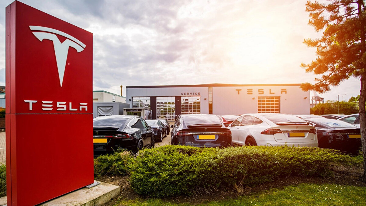 10. Tesla – 1.425 trilyon dolar<br><br>Elektrikli otomobil devi Tesla, $1.425 trilyon piyasa değeriyle onuncu sırada. TSLA hissesi $428.75 seviyesinde ve bugün %1.47 değer kaybetti. Elon Musk’ın liderliğindeki şirket, elektrikli araç pazarının öncüsü olmaya devam ediyor