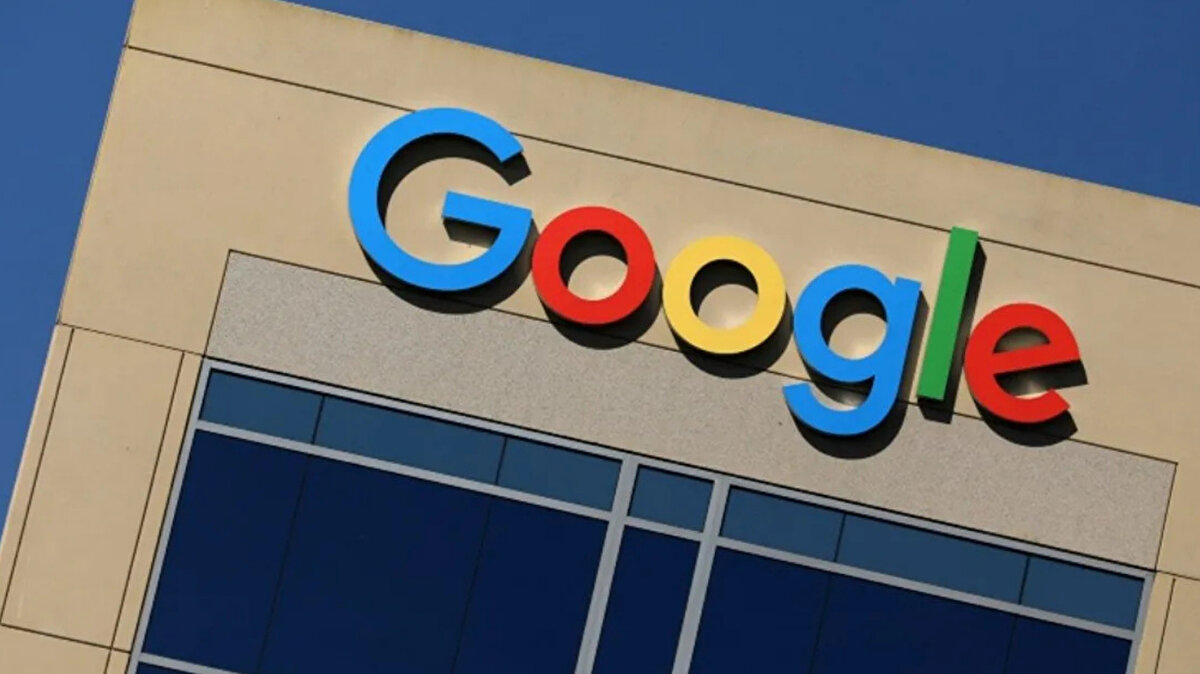 4. Alphabet (Google) – 3.043 trilyon dolar<br><br>Google’ın ana şirketi Alphabet, $3.043 trilyon piyasa değeriyle dördüncü sırada. GOOG hissesi $251.88 seviyesinde ve bugün %0.07 yükseldi. Arama motoru hakimiyeti, YouTube, Google Cloud ve yapay zeka yatırımlarıyla Alphabet, dijital reklam pazarının en büyük oyuncularından biri olmaya devam ediyor.