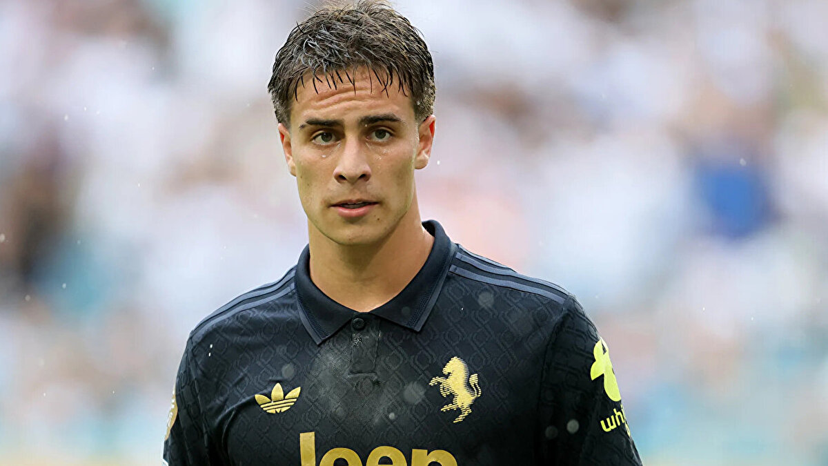 "Dünya futbolunun en büyük isimleriyle rekabet edebilme fikri seni heyecanlandırıyor mu?"<br><br>- Kenan Yıldız: “Kesinlikle evet. Beni heyecanlandırıyor çünkü çocukken orada olmayı hayal ederdim ve şimdi benim adım da başrol oyuncularının arasında. Yani, evet, bu büyük bir gurur ve muazzam bir duygu.”