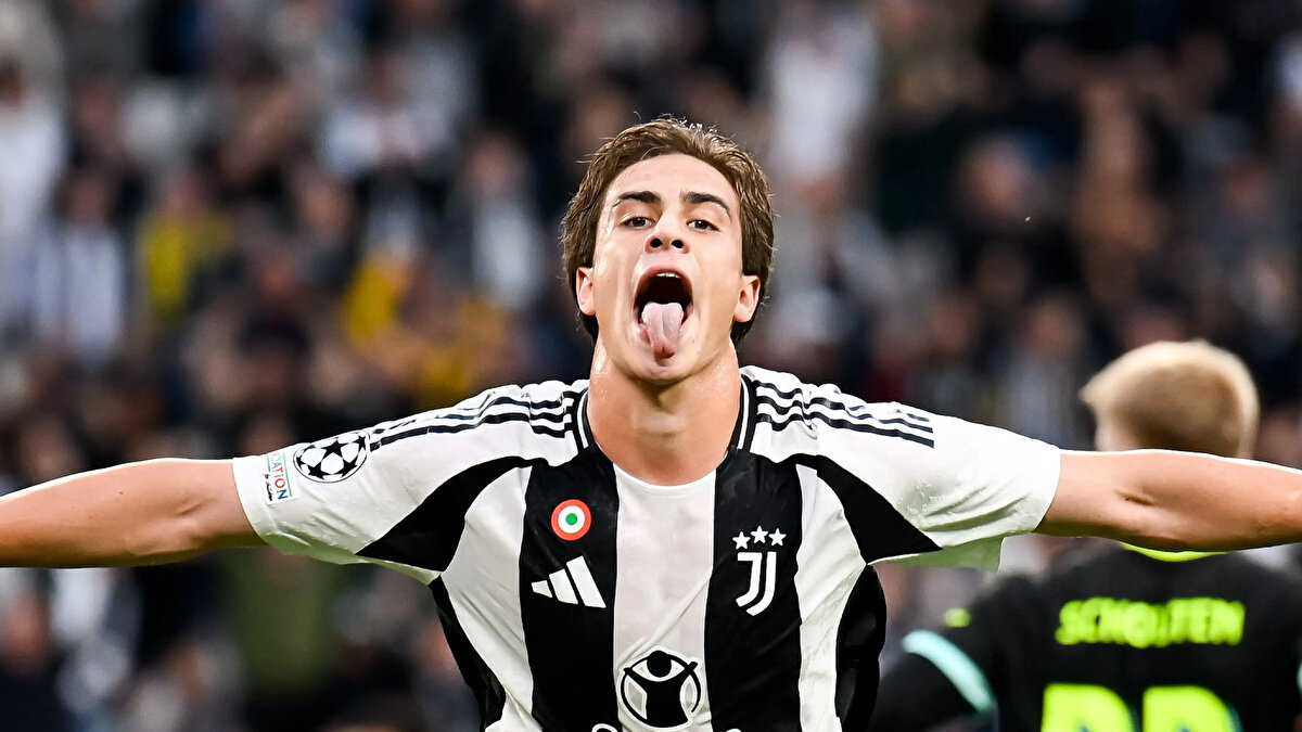 "Santiago Bernabéu demişken, Alessandro del Piero'nun bu stadyumda attığı ünlü iki gol tarihe geçti. Juventus'un 10 numaralı forması giymek nasıl bir duygu? İnsanlar seni Del Piero ile karşılaştırdığında, özellikle de onun attığı gollere benzer goller attığında nasıl hissediyorsun?"<br><br>- Kenan Yıldız: "Harika bir duygu. 10 numaralı forma her çocuğun hayalidir ve şimdi böyle bir kulüpte bu formayı giyiyorum. Her zaman onunla kendimi karşılaştırılmaktan hoşlanmadığımı söylerim, çünkü o bir efsane, kariyerini bitirdi, ben ise daha yeni başlıyorum. Kendi hikayemi yazmak istiyorum. Ama evet, o her zaman hayran olduğum kişilerden biri ve şimdi bu kulüpte onun forması giyebildiğim için gurur duyuyorum."