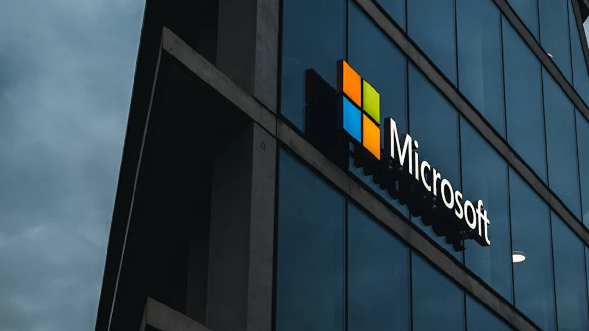 <br><br><br>2. Microsoft – 3.802 trilyon dolar<br><br>Yazılım alanında küresel ölçekte faaliyet gösteren Microsoft, 3.802 trilyon Amerikan doları piyasa değeriyle dünyanın en değerli ikinci şirketi olarak sıralanıyor. Şirketin borsada işlem gören hisseleri 511.61 Amerikan doları seviyesinde bulunurken, son işlem gününde yüzde 0.35 oranında değer kaybetti. Ancak son otuz günlük dönem incelendiğinde, hisse performansının genel olarak yükseliş eğiliminde olduğu görülüyor. Microsoft’un OpenAI ile yürüttüğü iş birliği, Azure bulut hizmetleri ve yapay zekâ çözümleriyle sağladığı entegrasyonlar, şirketin uzun vadeli büyüme potansiyelini destekleyen temel unsurlar arasında yer alıyor.<br>