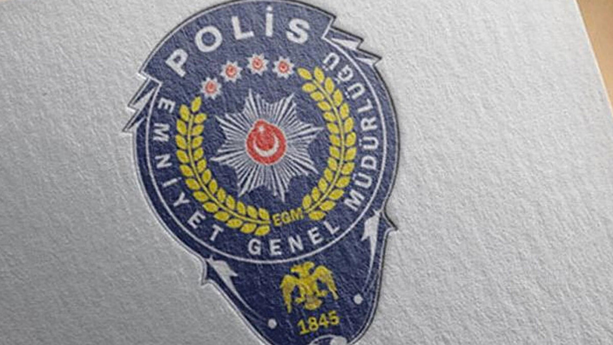 Emniyet Teşkilatı Sendikası (ETS), bu doğrultuda somut bir talepte bulundu. Sendika, 2022'deki 27 bin TL'nin alım gücüne (7 bin 714 adet çay-simit hesabı) göre güncellenmesini isteyerek, EGM maaş promosyonu için 270 bin TL peşin ödeme talep etti.<br>Sendikanın talepleri bununla da sınırlı değil:<br><br>Promosyon istemeyen personele 600 bin TL'ye kadar sıfır faizli kredi imkanı sunulması.<br><br>İhale şartnamesine 164 bin 400 TL taban fiyat eklenmesi.