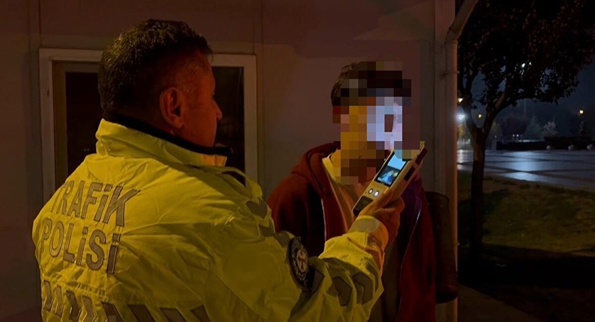 Polis ekipleri tarafından yapılan kontrollerde E.C.’nin ehliyetinin bulunmadığı ve 1.46 promil alkollü olduğu tespit edildi. E.C.’ye ‘ehliyetsiz araç kullanma’ ve ‘alkollü araç kullanma’ suçlarından 27 bin 946 TL ceza yazılırken, araç sahibine de 18 bin 678 TL idari para cezası uygulandı.