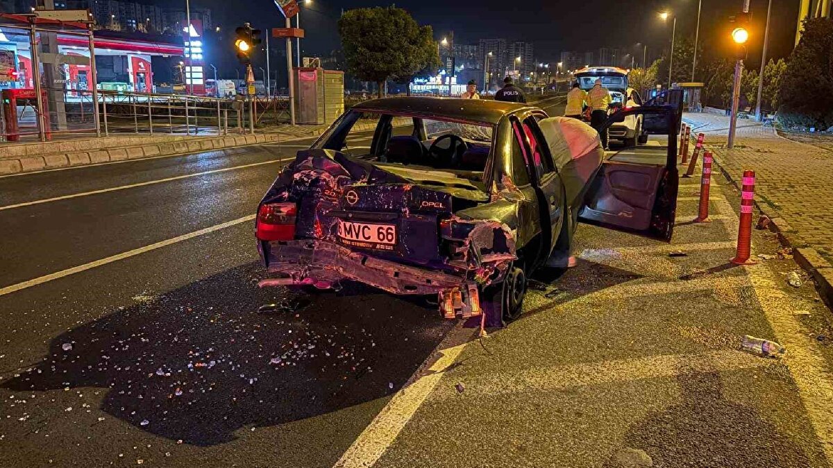 İşlemlerin ardından otomobil çekiciyle kaldırıldı.