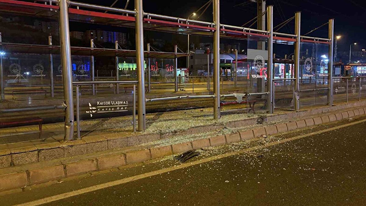 Öte yandan; alkol oranı 1 promili geçtiği için ’trafiğin güvenliğini tehlikeye sokmak’ suçundan hakkında adli işlem başlatılan ve ifadesi alınmak üzere karakola götürülen E.C., polis ekiplerine "beni alın bırakmayın" dedi.