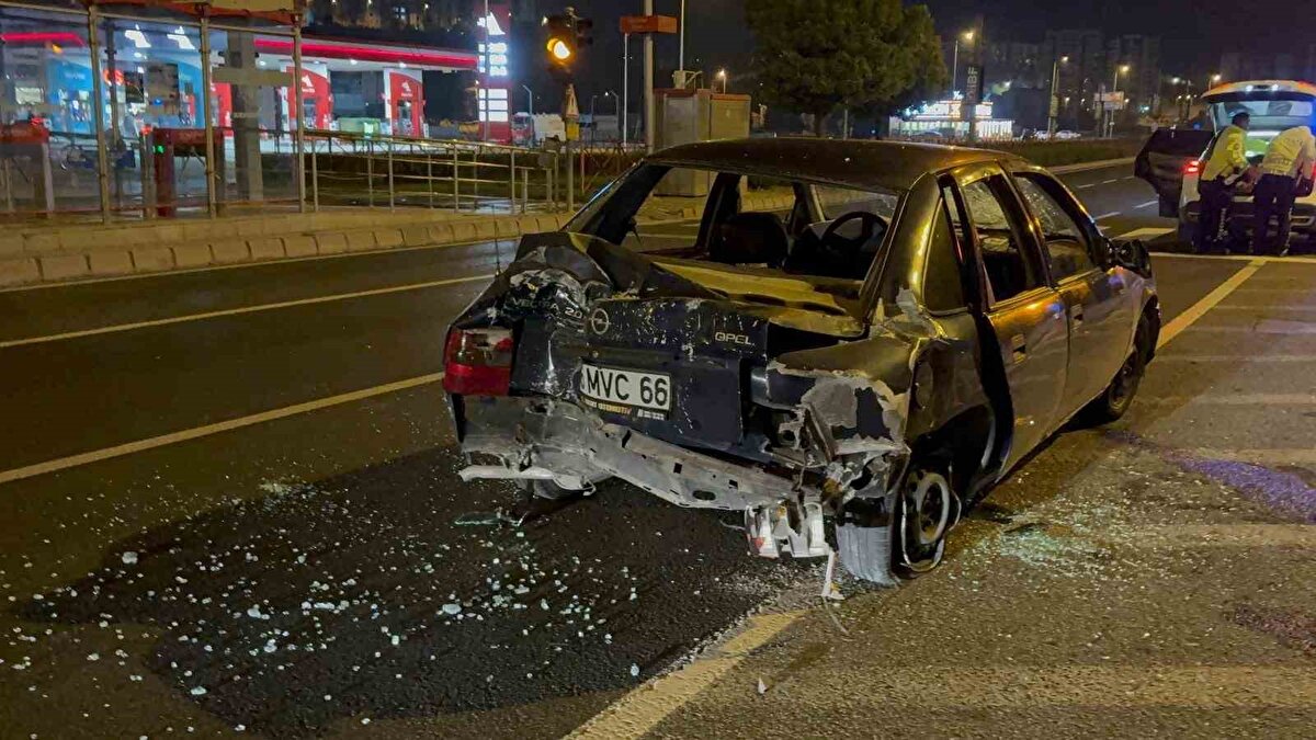 Edinilen bilgiye göre, ilçeye bağlı Cırgalan Mahallesi Sivas Bulvarı üzerinde meydana gelen trafik kazasında; E.C. yönetimindeki 06 MVC 66 plakalı otomobil sürücüsünün direksiyon hakimiyetini kaybetmesi sonucu önce kaldırıma daha sonra da tramvay durağına çarptı.