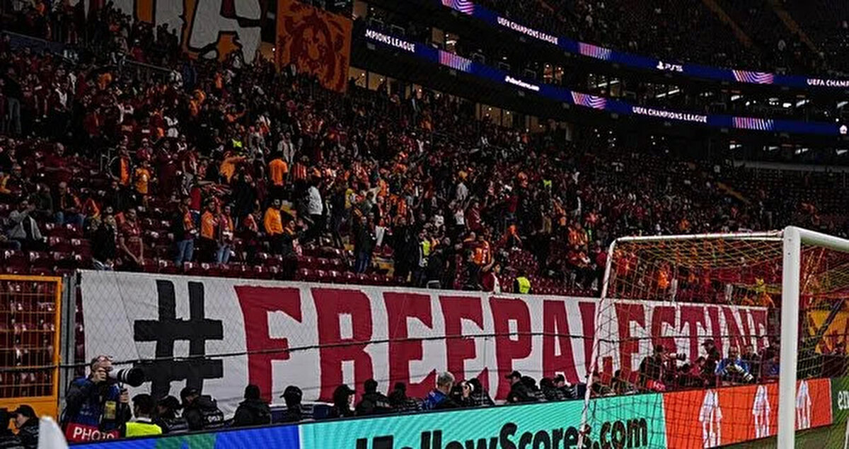 Sarı kırmızılı bir grup taraftar, Galatasaray'ın Liverpool'u 1-0 yendiği müsabaka öncesinde İngiliz takımının kaldığı otelin önüne gitmiş ve tezahüratlar ve havai fişeklerle Kırmızılar'a İstanbul deplasmanı havasını gece saatlerinden itibaren hissettirmeye başlamışlardı.