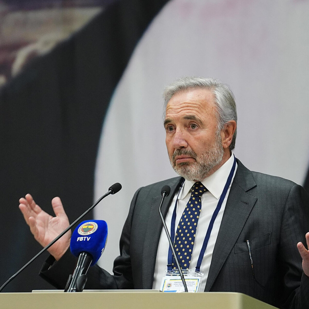 Lise eğitimini Ankara'daki Mustafa Kemal Lisesi'nde tamamlayan Akın, Gazi Üniversitesi Makine Mühendisliği bölümünden mezun oldu. Henüz üniversite öğrencisiyken iş hayatına atıldı; ilk olarak su ve yakıt deposu üretti. Kısa sürede inşaat malzemeleri ticaretine yönelerek 1976 yılında kurucusu olduğu Akfen Holding'in temellerini attı.<br>