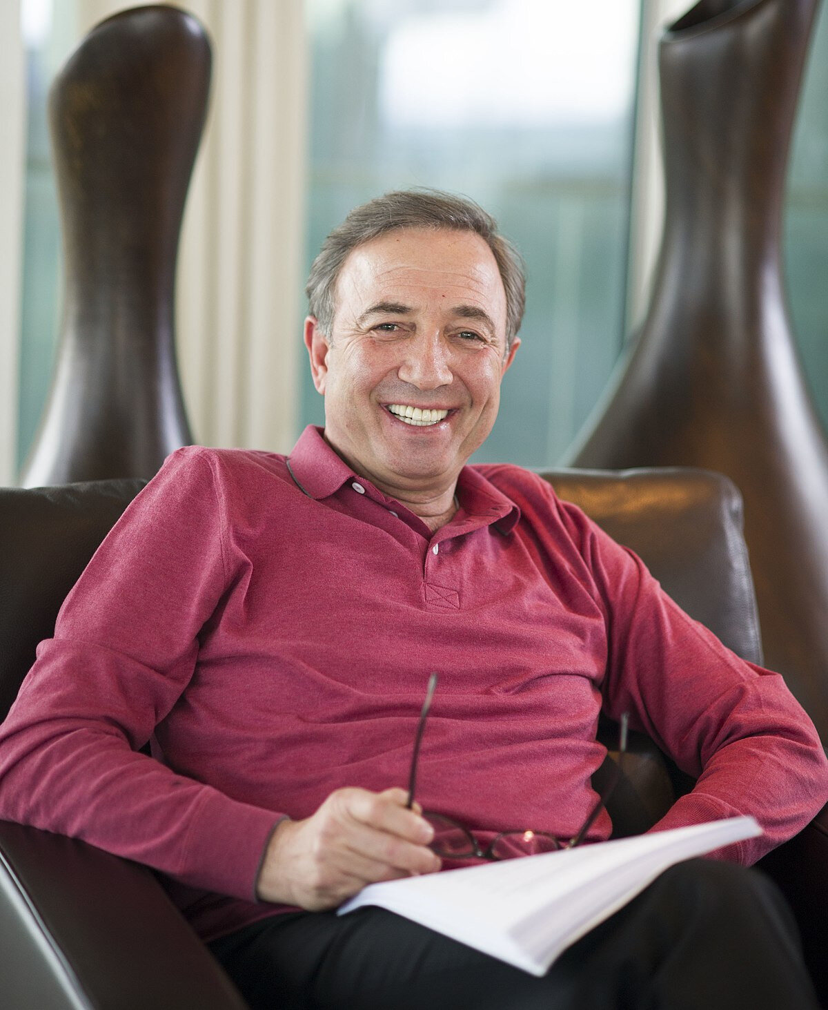 Hamdi Akın Kimdir? <br><br>Türk iş dünyasının önde gelen isimlerinden, altyapı ve inşaat projeleriyle tanınan Hamdi Akın, 17 Ağustos 1954 tarihinde İstanbul'da dünyaya geldi. Genç yaşta başladığı girişimcilik serüveniyle Türkiye'nin en büyük holdinglerinden birini kurdu.