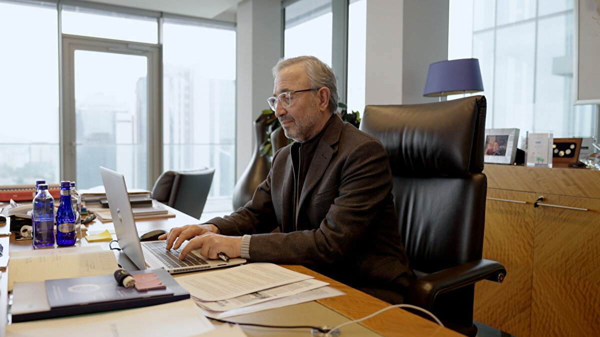 Serveti ve Sosyal Katkıları<br>Hamdi Akın, ticari başarılarının yanı sıra sosyal sorumluluk ve eğitim alanlarına yaptığı katkılarla da tanınır.