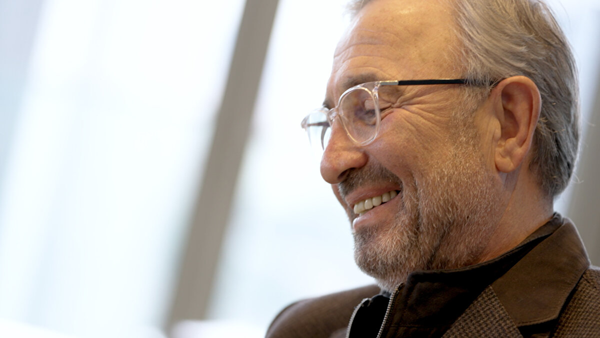 <br>Türkiye'nin önde gelen isimleriden biri olan ve dev alt yapı projeleriyle adından söz ettiren Hamdi Akın  İstanbul Cumhuriyet Başsavcılığı tarafından yürütülen ve kamuoyunun dikkatini çeken İBB'deki yolsuzluk iddiaları soruşturmasıyla gündeme geldi.TAV Havalimanı, Mersin Uluslararası Limanı (MIP), Akfen Holding ve İDO gibi büyük çarplı ortaklıklar ve yatırımlarla gündeme gelen Akın soruşturmanın odak noktalarından biri haline geldi. Şüpheli sıfatı ile ifadeye çağrılan Hamdi Akın kimdir? İş insanı Hamdi Akın ne iş yapıyor?