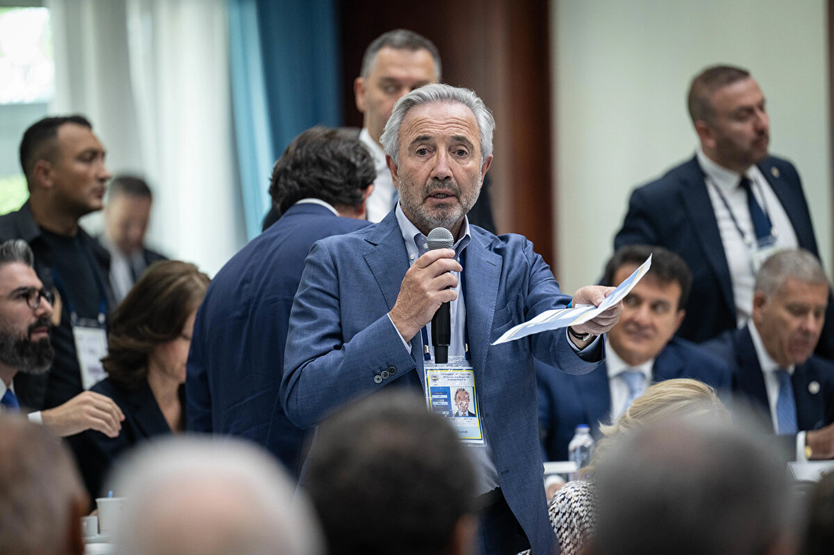 <br>Hamdi Akın’ın kariyerindeki dönüm noktası, altyapı ve havalimanı projelerine odaklanması oldu:<br>İlk Büyük Proje: Akfen Holding’in ilk büyük projesi Antalya Havalimanı Terminal Binası inşaatı oldu.<br><br>TAV Havalimanları: 1997 yılında Tepe Grubu ile bir araya gelerek TAV Havalimanları Holding’i kurdu. Bu ortaklık, İstanbul Atatürk Havalimanı'nın ihalesini almasıyla havalimanı işletmeciliğinde dev bir marka yarattı.<br><br>Halen hem Akfen Holding hem de TAV Havalimanları Holding’in Yönetim Kurulu Başkanı olarak görevini sürdürmektedir.