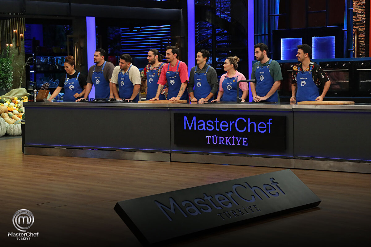 DOKUNULMAZLIK OYUNUNU KİM KAZANDI?<br>Mavi takım gecenin kazananı oldu. Kırmızı takım, bireysel dokunulmazlık için tekrar kolları sıvadı.<br>