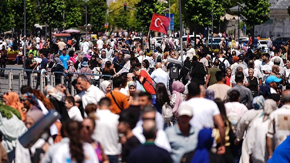 Ekonomim yazarı Şeref Oğuz’un aktardığı bilgilere göre, Türkiye genelinde il olma potansiyeli taşıyan bazı ilçeler şöyle:<br><br>Kozan, Kahta, Polatlı, Bandırma, Edremit, Ergani, Yüksekova, Elbistan, Lüleburgaz, Ereğli, Midyat, Ünye, Cizre, Fethiye, Nazilli, Akhisar, Erciş, Manavgat, İskenderun, Siverek, Çorlu, İnegöl, Alanya ve Tarsus.