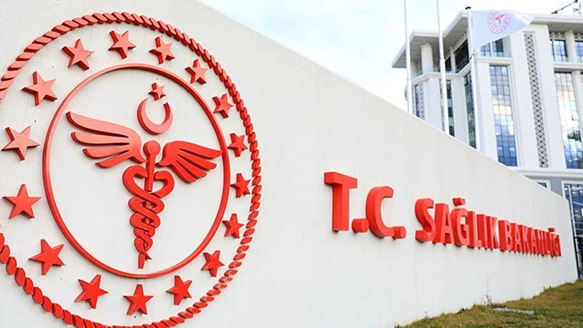 Resmî Gazete'de Cumhurbaşkanlığı kararına göre 4924'e tabi sözleşmeli sağlık personelinin istihdam edildiği hizmet birimlerinde yeniden düzenlemeye gidildi. Resmî Gazete'de yer alan haber, 26.676 yeni sözleşmeli personel alımını değil, mevcut çalışan personel ile ilgili düzenlemeyi ifade ediyor. Resmî Gazete'de yer alan bu kadro düzenlemesi, hâlihazırda çalışan personele yöneliktir. Yeni bir sözleşmeli alım düzenlemesi değildir.