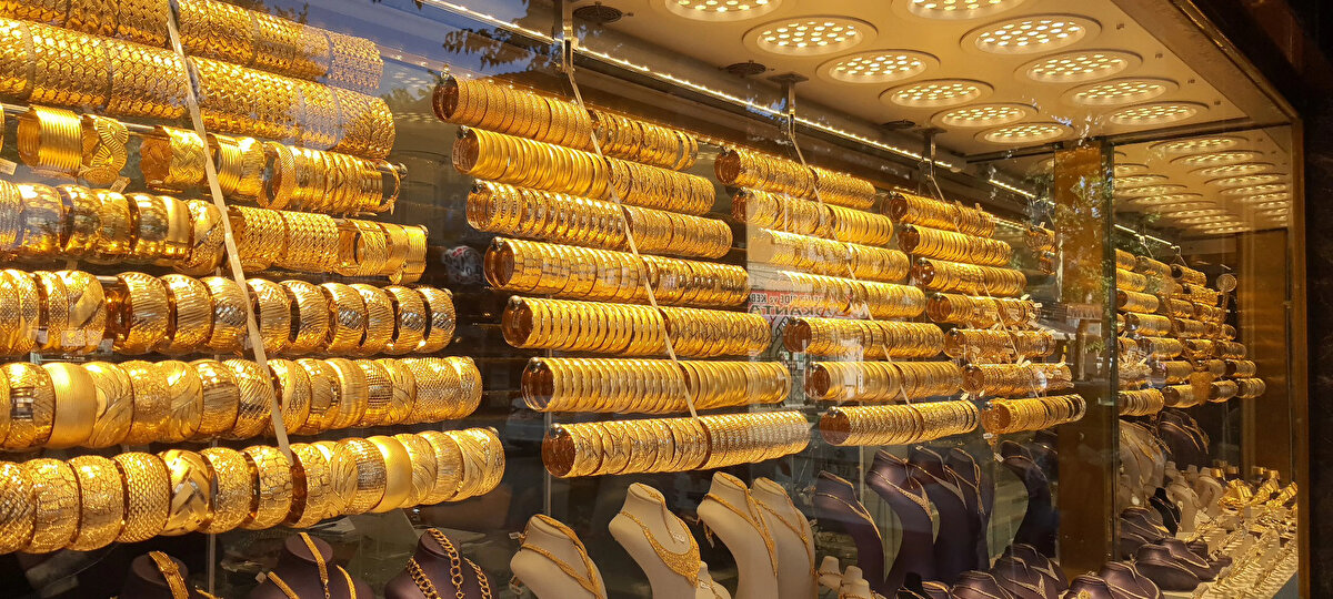 Fiyat farkının nedeni ne?<br><br>Fiyat farkının başlıca nedenleri; işçilik maliyetleri, tedarik masrafları ve kuyumcuların eklediği kâr marjı olarak görülüyor. Öte yandan; sektör temsilcileri ithalata getirilen sınırlamalar ve kotaların yurtiçi arzı daralttığını ifade ediyor. Son haftalarda yaşanan talep patlamasının da fiyatları yukarı çektiği belirtiliyor.