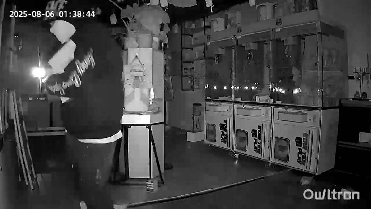 Gözaltına alınan kişi, çıkarıldığı mahkemece Mayıs 2026'da Melbourne Sulh Ceza Mahkemesi'nde yargılanmak üzere kefaletle serbest bırakıldı. Öte yandan, ele geçirilen eşyalar arasında, kahverengi bir çantaya takılı pelüş Labubu anahtarlığı da bulundu. Hong Konglu sanatçı Kasing Lung tarafından tasarlanan Labubu bebekleri, piyasaya sürüldüğü 2015'ten bu yana büyük ilgi görüyor.<br><br>İlk olarak yaklaşık 30 dolara satılan bebekler yüzlerce hatta binlerce dolara alıcı bulabiliyor.