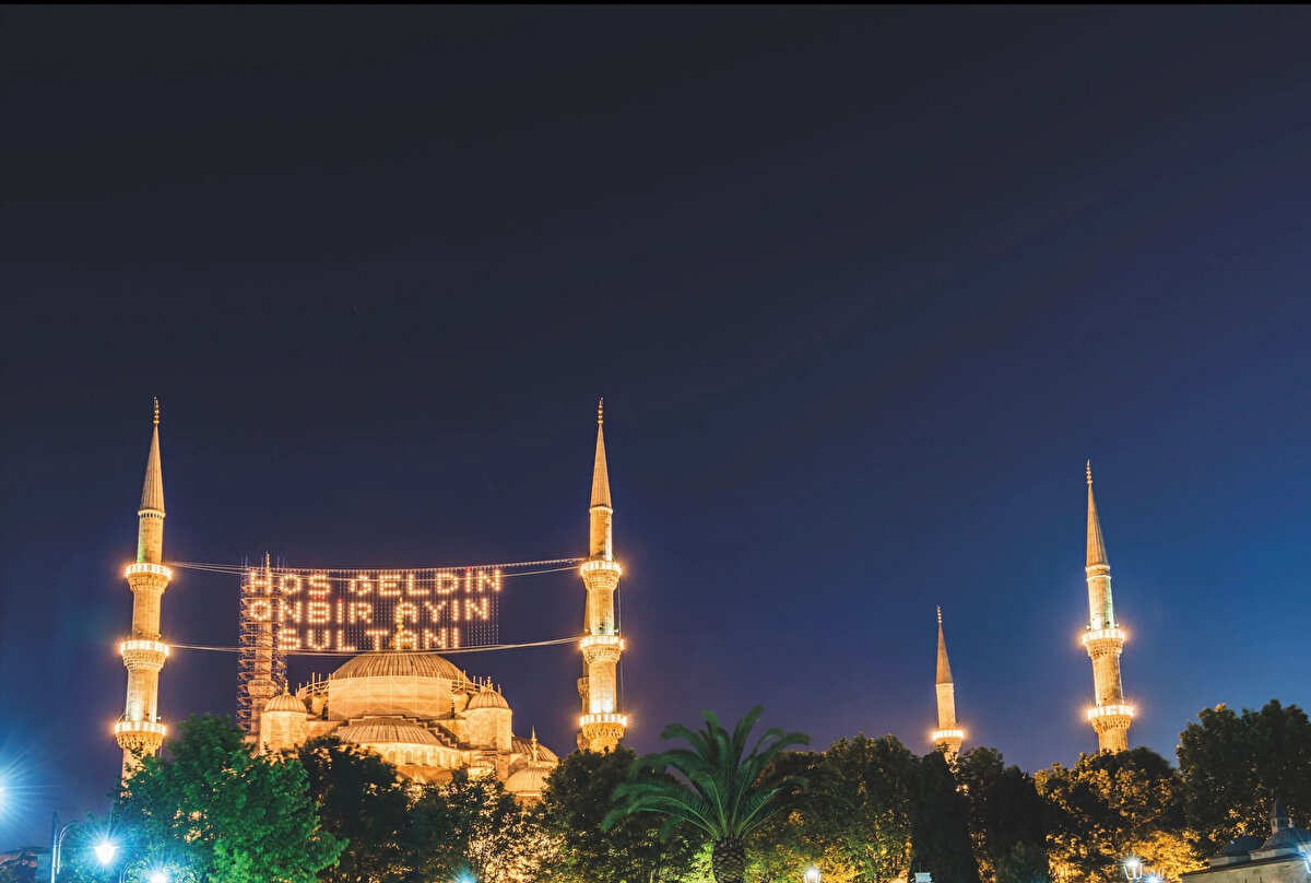 <br>Üç ayların başlamasına az bir süre kaldı. İslam dünyasında maneviyatın, ibadetin en yoğun yaşandığı, İslam âleminin en mübarek günlerini de barındıran üç aylar, birçok yönden özel bir zamandır. Üç ayların yaklaşması ile vatandaşlar üç ayların ne zaman başlayacağını merak ediyor. Üç ayların ilk ayı Recep ayı ne zaman başlıyor? Ramazan ayı ne zaman idrak edilecek? İşte detaylar...