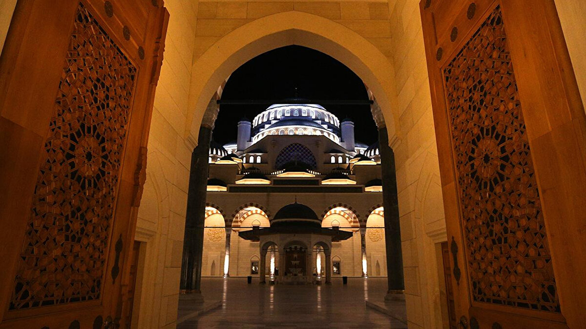 ÜÇ AYLAR NE ZAMAN BAŞLIYOR?<br>Üç ayların başlangıcı olan Recep ayı 21 Aralık 2025 Pazar günü başlıyor.<br><br>Şaban ayı 20 Ocak 2026'da<br><br>Ramazan ayı ise 19 Şubat 2026'da başlayacak.