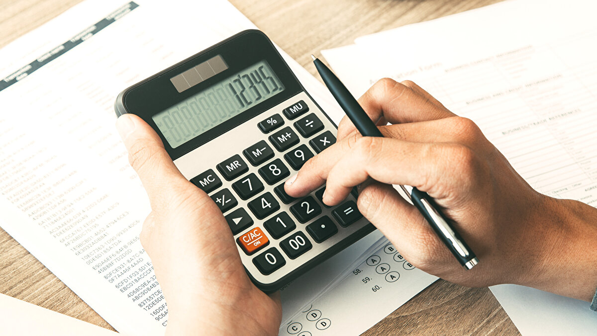 Örneğin şu an; 4.060 (ons) ile 41,97 (dolarTL) ile çarptığımızda sonuç 170.398 çıkıyor. Bu sonucu 31,1'e böldüğümüzde 5480 lirayı elde ediyoruz. Yani dünyada insanlar bir gram altına 5.480 liradan ulaşırken Türk vatandaşları fiziki olarak altın almak istediklerinde 6.050 lira ödemek zorunda kalıyor.