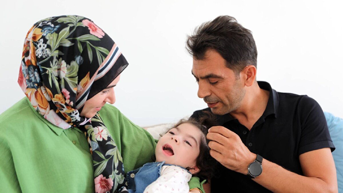 Sema Bozoklar, 2021 yılında Kahramanmaraş Sütçü İmam Üniversitesi (KSÜ) Sağlık Uygulama ve Araştırma Hastanesi’nde Deniz Esin ismini verdikleri kızını dünyaya getirdi. Düşük kiloda doğduğu için Deniz Esin, yeni doğan bölümünde kuvöze alındı. İddiaya göre bir hemşire, Deniz Esin’in çok sakin ve hareketsiz olduğunu fark etti. Kontrol ettiğinde Deniz Esin’in bacağında morluklar gördü.<br><br>Şiddeti kamera kaydetti<br><br>Deniz Esin’in sağlıklı dünyaya geldiğini bilen hemşire hemen güvenlik kamerası görüntülerini inceledi. Görüntülerde hemşire H.D.B.’nin bebeğe şiddet uyguladığının tespit edilmesi üzerine hastane yönetimi bilgilendirildi, bebek de muayeneye alındı. Muayene sonucunda bebeğin bacağının kırık olduğu tespit edildi. Daha sonra Deniz Esin Bozoklar özel bir hastaneye sevk edildi ve burada yapılan tedavisinin ardından bebek aileye teslim edildi. Hastane yetkilileri aileye, bebeğin hem bedensel engelli hem de serebral palsi ve epilepsi olduğunu söyledi.