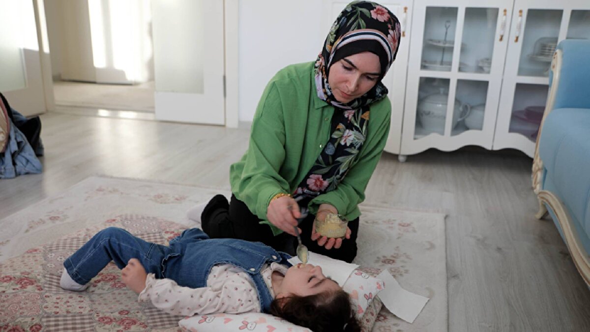 İddiaya göre hastane yönetimi hemşirenin bebeğe uyguladığı şiddet hakkında aileye bilgi vermedi. Ancak H.D.B. hakkında idari soruşturma başlatılarak durum Kahramanmaraş İl İdare Kurulu’na bildirildi. İdari soruşturma sonunda hastane yönetimi H.D.B.’nin hastanedeki görevine son verirken, İl İdare Kurulu da kamera görüntüleri ve Deniz Esin Bozoklar’ın sağlık durumuyla ilgili belgeleri Kayseri Erciyes Üniversitesi Tıp Fakültesi’ne göndererek bilirkişi raporu istedi.<br><br>Kırık bacağına günler sonra müdahale edilmiş<br><br>Bilirkişi heyeti, incelemenin ardından hazırladığı raporu Kahramanmaraş İl İdare Kurulu’na gönderdi. Raporda, hemşire H.D.B.’nin Deniz Esin Bozoklar’dan kan almaya çalışırken zorlandığı, bunun üzerine bebek huzursuzlanınca H.D.B.’nin bebeğe şiddet uygulamaya başladığı belirtildi. Şiddet nedeniyle bebeğin bacağının kırıldığı ve kırık bacağa 5 gün sonra müdahale edildiği yer aldı. Raporda, “Kamera kayıtlarının incelenmesinde hemşire H.D.B.’ın 26 Mayıs 2021 tarihli nöbetinde bebeğin sağ temporal bölgesine şiddetle iki defa vurduğu, sağ kol ortasından tutup bebeği ileri geri hareket ettirerek şiddet içerecek şekilde sarstığı, sağ uyluk bölgesini şiddet içerecek şekilde birkaç kez sıktığı, sol uyluk bölgesinden sıkıp ani ve hızlı bir şekilde çevirerek bebeği sırt üstü yatar vaziyetten kendine doğru döndürdüğü, bu eylem sonrasında bebeğin durağanlaştığı, 31 Mayıs 2021 tarihinde grafisi çekilerek uyluk kemiğinde kırık olduğu saptanarak gerekli tıbbi müdahalenin yapıldığı anlaşılmaktadır. Bebekte saptanan kırığın, hemşire H.D.B.’nin şiddet içerikli eylemleri ile meydana geldiği yönünde tıbbi kanaat oluşmuştur” denildi.