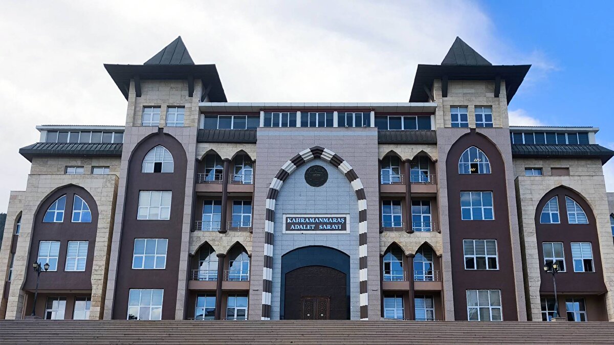 Gelen rapor üzerine Kahramanmaraş İl İdare Kurulu, H.D.B.’ın yargılanmasına karar verdi. Ancak H.D.B., avukatı aracılığıyla Danıştay’a dava açarak karara itiraz etti. İtirazı değerlendiren Danıştay 1’inci Dairesi, mevcut delillerin şüpheli H.D.B. hakkında kamu davası açılmasını gerektirecek nitelikte olduğu bu nedenle Kahramanmaraş İl İdare Kurulu kararının onanıp H.D.B. hakkında asliye ceza mahkemesinde ‘Kasten yaralama’ suçundan dava açılmasına karar verdi.<br><br>Dava açılınca öğrendiler<br><br>Kahramanmaraş 10’uncu Asliye Ceza Mahkemesi’nde davanın açılıp UYAP’a girilmesinin ardından Sema ve Abdullah Bozoklar’a e-Devlet’ten dava günü mesajı geldi. Mesajı açan çift, hemşire H.D.B.’nin Deniz Esin’e şiddet uyguladığı iddiasıyla kamu davası açıldığını görünce şoke oldu. Daha sonra dava dosyasını inceleyen Bozoklar çifti, kızına uygulanan şiddetle ilgili bilirkişi raporları ve kamera inceleme dökümlerini incelediğinde doğuştan engelli zannettikleri Deniz Esin’in sağlık bir şekilde dünyaya geldiğini ve hemşirenin uyguladığı şiddetin ardından engelli kaldığını tespit etti.