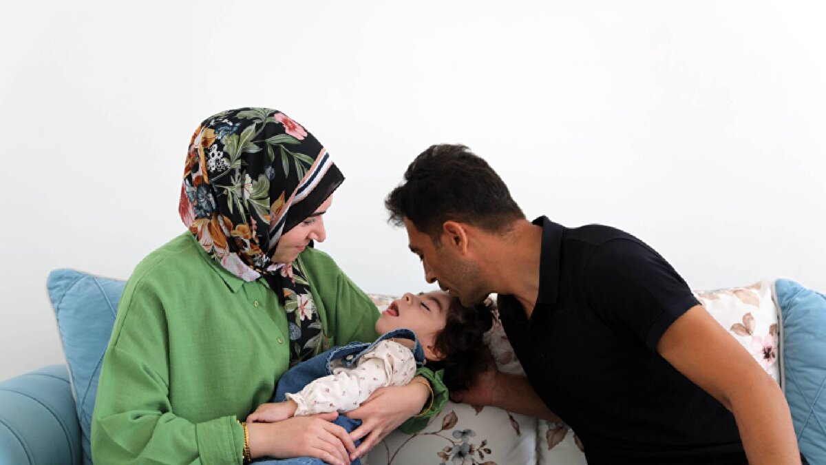 İşimi özenle yaptım<br><br>‘Kasten yaralama’ suçundan 3 yıla kadar hapis istemiyle tutuksuz yargılanan hemşire H.D.B., mahkemede suçsuz olduğunu belirtip beraatini talep etti. H.D.B. savunmasında, “Ben Deniz Esin Bozoklar'a yönelik yaralama kastıyla hareket ettiğimi kabul etmiyorum. Hastanın tartıdan düşmemesi ve kan alımı sırasında zarar görmemesi için özenle işimi yaptım. Üzerime atılı suçlamayı kabul etmiyorum” dedi.<br><br>Bu savunmanın ardından hakim, H.D.B.’ye ‘Kasten yaralama’ suçundan yargılandığını hatırlatıp TCK’nın ‘Neticesi sebebiyle ağırlaşmış yaralama’ suçu maddesinin uygulanması ihtimaline karşı ek savunma hakkı verdi. Hemşire, ek savunma için süre talebinin olmadığını belirtip önceki savunmasını tekrar ettiğini söyledi. Hakim, daha sonra dosyanın İstanbul Adli Tıp Kurumu’na gönderilmesine karar verip davayı erteledi.