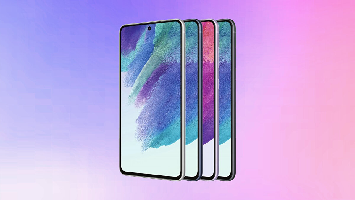 Samsung Galaxy S21 FE 5G (Snapdragon, 2. Nesil)<br>Her ne kadar önceki nesil bir tasarıma sahip olsa da Snapdragon 888 işlemcili “2. nesil” sürüm, hâlâ rakiplerine yakın “amiral seviyesi” performans veriyor. 6,4" 120 Hz Dynamic AMOLED 2X ekran, IP68 dayanıklılık ve 3× telefoto kamera ile S Serisi DNA’sını uygun bütçeye taşıyor. 4500 mAh pil ve Samsung’un olgun arayüzü (One UI) günlük stabilite ve uzun vadeli kullanım için tercih nedeni.