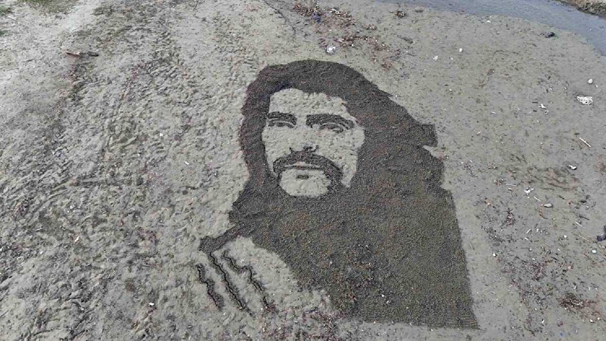 Antalya’nın Alanya ilçesinde yaşayan 58 yaşındaki İranlı heykeltıraş ve ressam Farajollah Bagheri, kum sanatıyla Türk müziğinin unutulmaz ismi merhum Barış Manço’yu Galip Dere Plajı’nın kumlarına resmetti. Seneler önce İran’dan Alanya’ya yerleşen ve burada sanat çalışmalarını sürdüren Bagheri, daha önce kumun üzerine çizdiği Müslüm Gürses portresiyle sosyal medyada büyük ilgi görmüştü. 