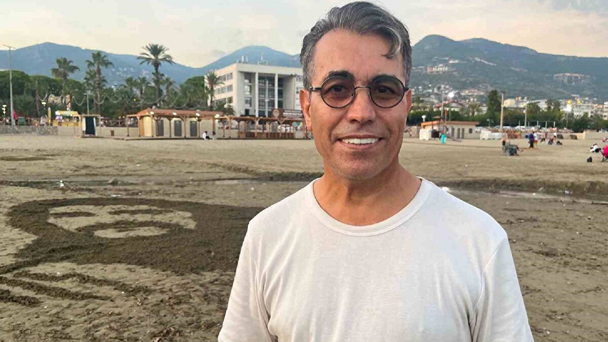 Kumun doğal dokusunu tuval gibi kullanan sanatçı, Barış Manço’nun karakteristik yüz hatlarını ve saç detaylarını büyük bir özenle işledi. Çalışma tamamlandıktan sonra, sahilde yürüyen vatandaşlar ve turistler dev portreyi ilgiyle izleyerek cep telefonlarıyla fotoğraf çekti.