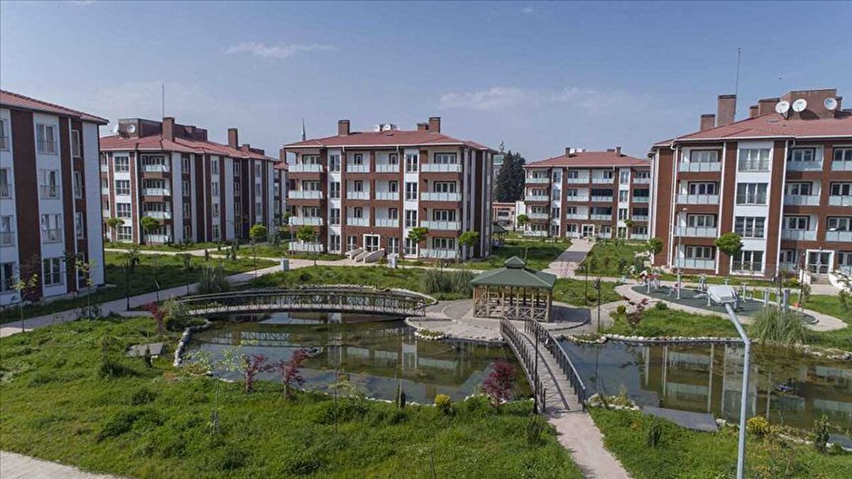 Projeyle bir yandan afet riskine karşı güvenli konutlar inşa edilirken diğer yandan vatandaşların 81 ilde uygun koşullarla konuta erişimi sağlanacak.<br><br>