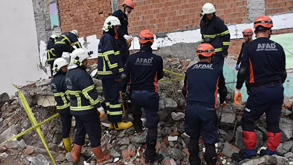 AFAD PERSONEL ALIMI BAŞVURU ŞARTLARI NELER?<br><br>AFAD'ın aradığı genel ve özel başvuru şartları, adaylar için en kritik bölümü oluşturuyor. Başvuru yapacak adayların aşağıdaki şartları taşıması zorunludur:<br><br>Genel Şartlar:<br><br>Türkiye Cumhuriyeti vatandaşı olmak.<br><br>Kamu haklarından mahrum bulunmamak.<br><br>Erkek adaylar için askerlik hizmetini yapmış, ertelemiş veya yedek sınıfa geçirilmiş olmak.