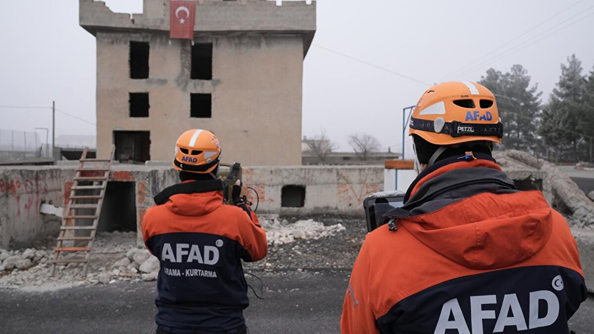 AFAD BAŞVURU NASIL YAPILIR? (KARİYER KAPISI)<br><br>Başvurular, e-Devlet sistemi üzerinden elektronik ortamda alınacaktır. Adayların şu adımları izlemesi gerekmektedir:<br><br>e-Devlet şifresi ile "Afet ve Acil Durum Yönetimi Başkanlığı / Kariyer Kapısı-Kamu İşe Alım" hizmetine giriş yapın.<br><br>Alternatif olarak doğrudan Kariyer Kapısı (https://kariyerkapisi.gov.tr/isealim) adresi üzerinden başvuru formunu doldurun.<br><br>Başvuru işleminin hatasız ve eksiksiz tamamlanması adayın sorumluluğundadır. Özellikle Arama ve Kurtarma Teknikeri pozisyonuna başvuracak adayların, mezuniyet bilgilerinin YÖKSİS üzerinde güncel olduğunu kontrol etmeleri gerekmektedir.