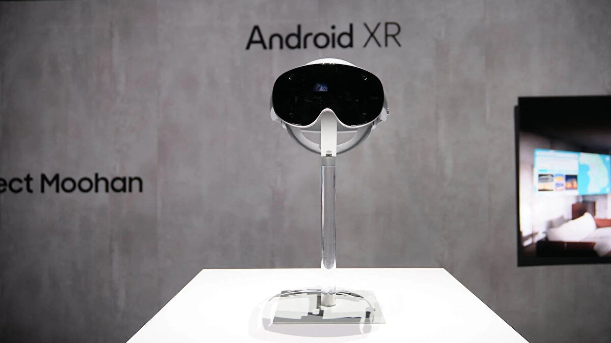 Apple Vision Pro’ya Rakip mi?<br>Galaxy XR, daha yüksek çözünürlüklü ekranı (29 milyon piksel) ve daha uygun fiyatı (1.800 $) ile Vision Pro’ya güçlü bir rakip konumunda. Üstelik Apple modelinden 205 gram daha hafif olmasıyla da uzun kullanımlarda avantaj sağlıyor.