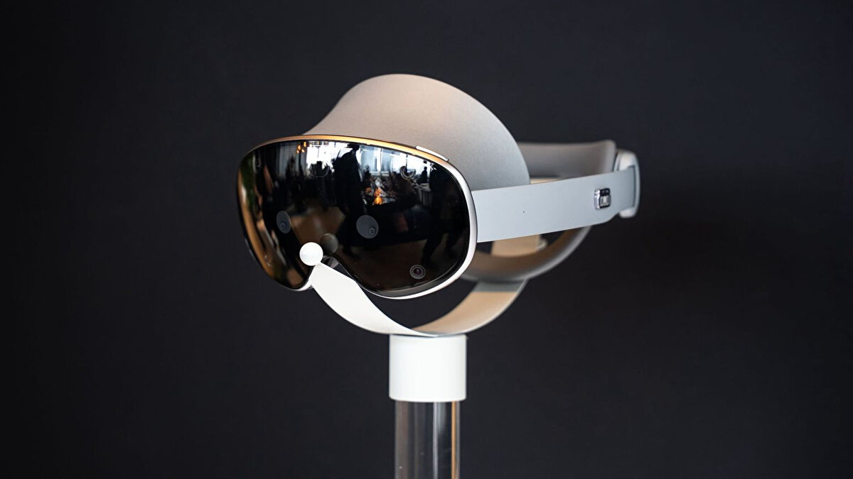 Tasarım ve Donanım Detayları<br>Snowboard gözlüğünü andıran tasarımıyla Galaxy XR, 12 kamera ve 6 mikrofon barındırıyor. Bu donanım, çevreyi gerçek zamanlı algılayarak sanal öğeleri fiziksel dünyayla kusursuz şekilde harmanlıyor.